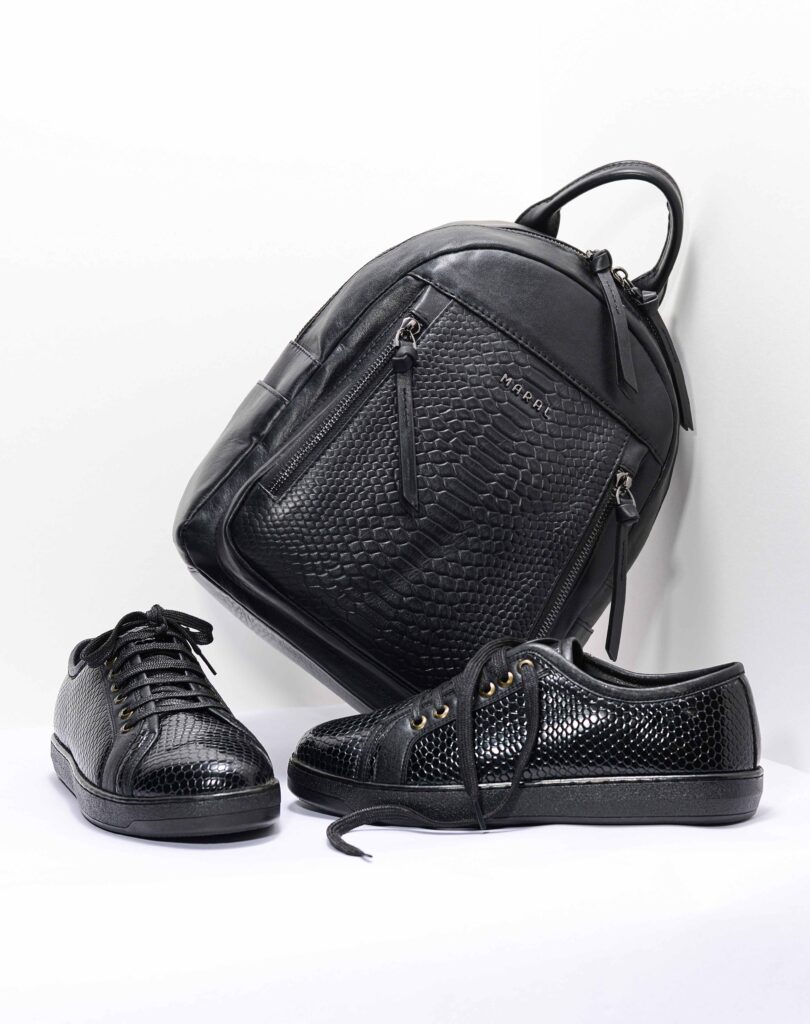 تکنیکهای اختصاصی: • استفاده از نور رینگ برای نمایش بافت چرم • شاتهای ماکرو از جزئیات دوخت و یراقآلات • ترکیببندی با اکسسوریهای هماهنگ کاربردها: • سایتهای فروش محصولات چرمی • کاتالوگهای چاپی و دیجیتال • نمایشگاههای تخصصی چرم ثبت اصالت و کیفیت چرم ایرانی با استانداردهای جهانی نکات کلیدی: 1️⃣ نمایش انعطاف و نرمی چرم در شاتها 2️⃣ تأکید بر کیفیت یراقآلات و زیپها 3️⃣ استفاده از پسزمینههای کلاسیک (چوب، سنگ) 4️⃣ مناسب برای تمامی محصولات مارال چرم